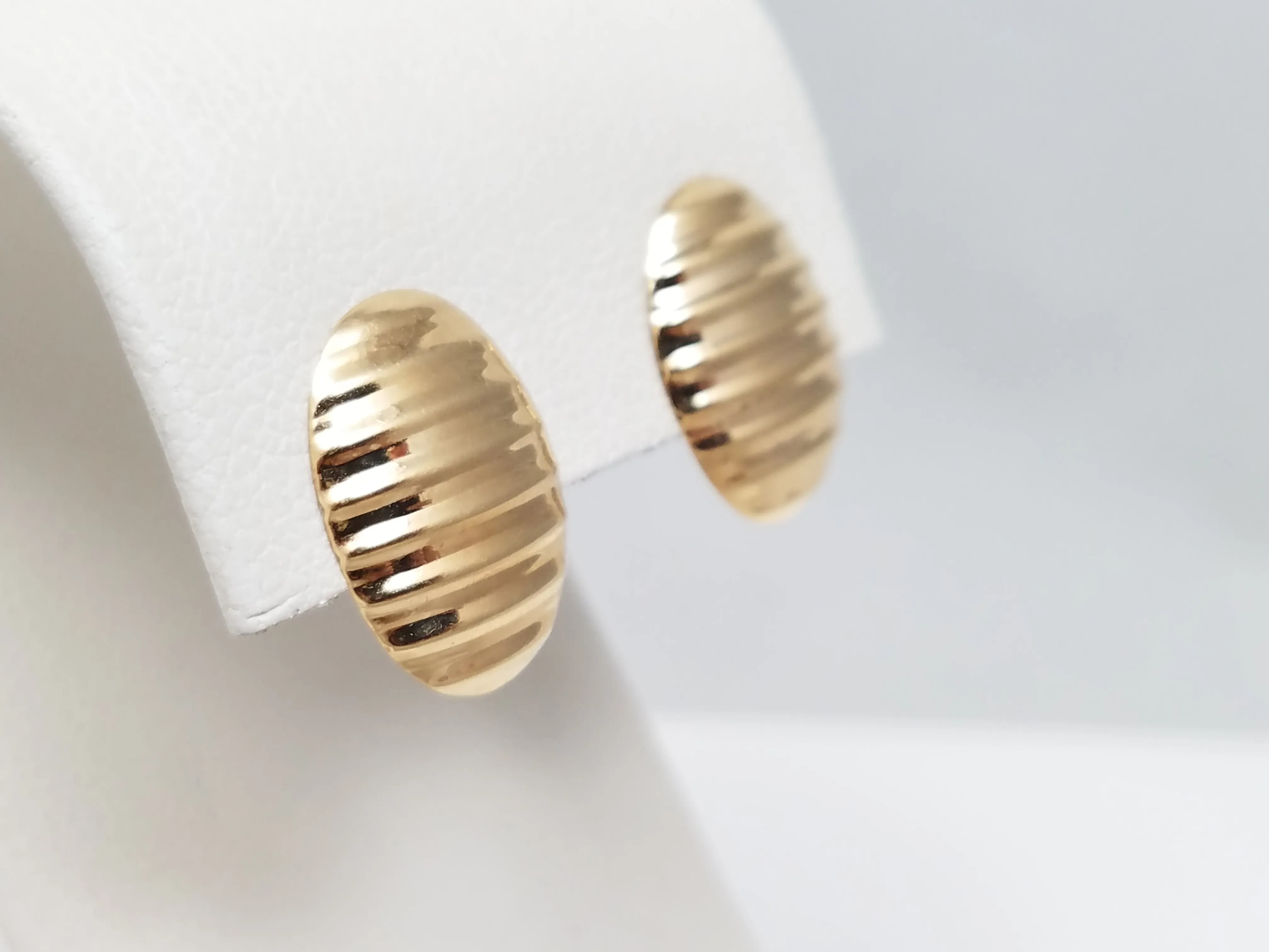 Cute 14k Yellow Gold Ribbed Earrings